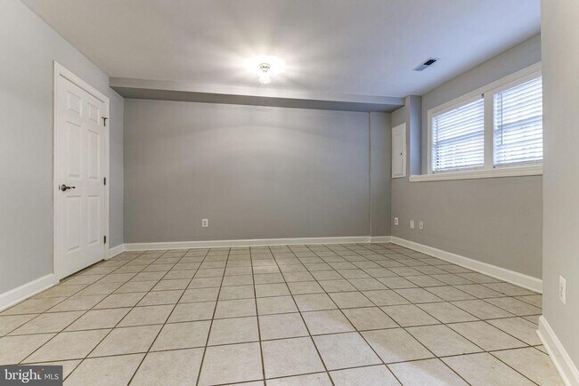 Building Photo - 953 Harrison Cir