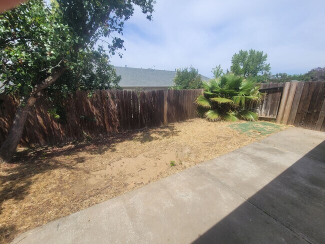 Building Photo - 1400 Howard Ct