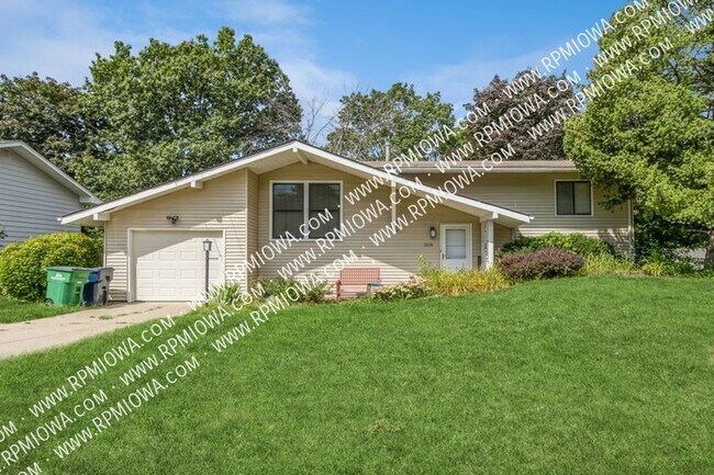 Primary Photo - SCREENED PORCH!! 3 Bedroom, 1.5 Bath Home ...