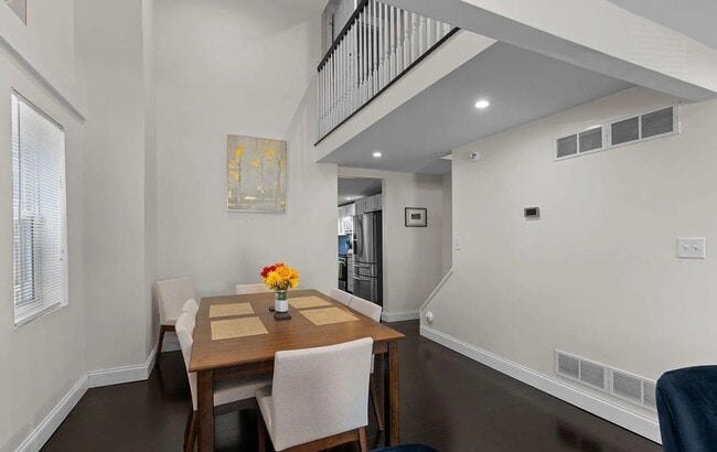 Building Photo - Beautiful 2 Bedroom Home on Verbeke St