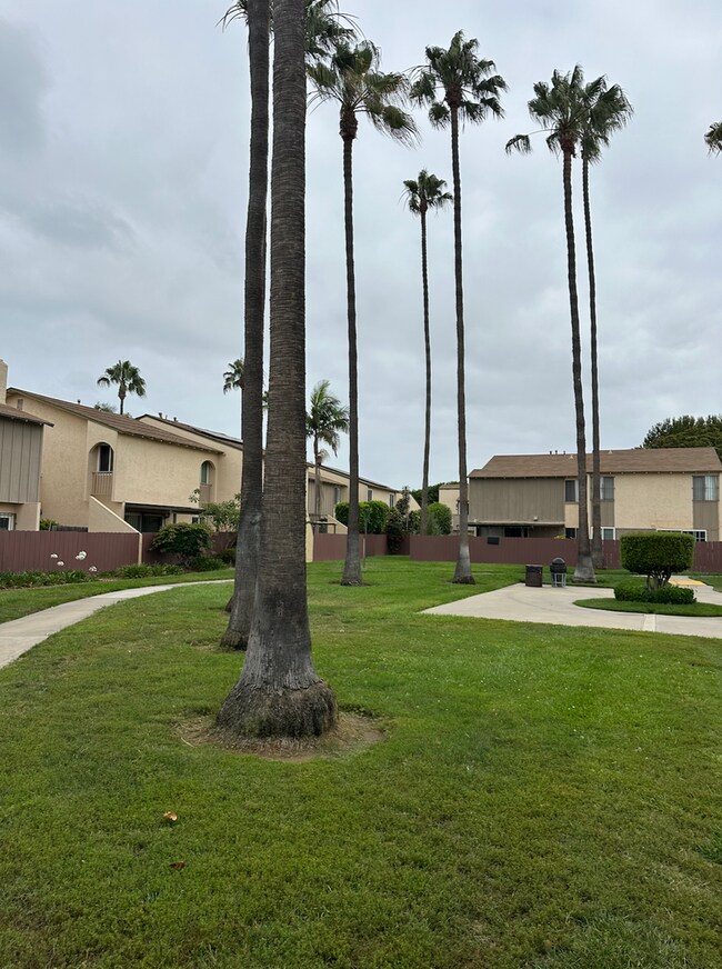 Building Photo - 3BR/2.5BA Two Story Condo Available