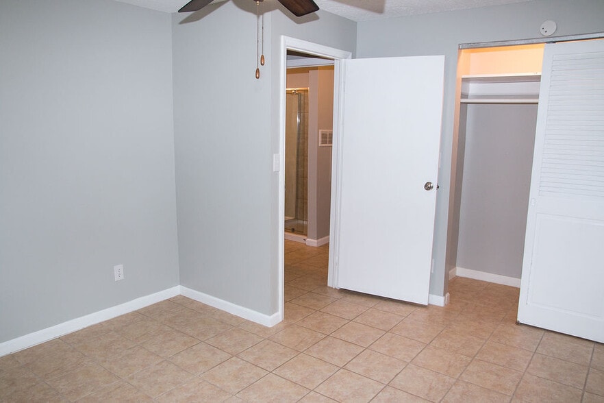 Building Photo - 809 Diamond Ct