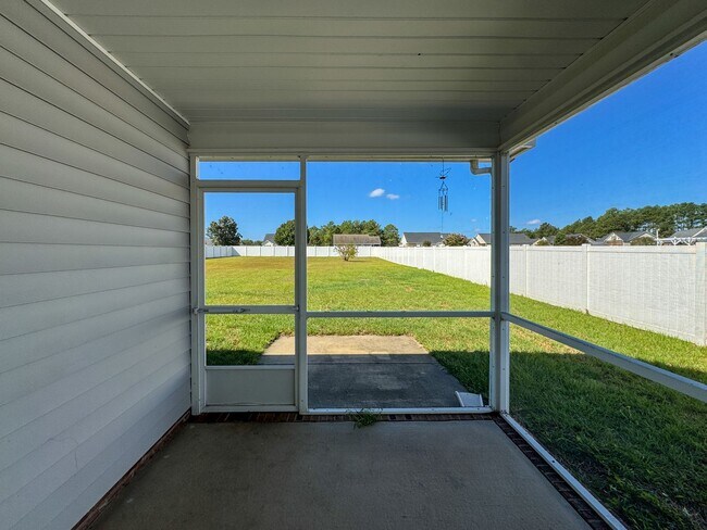 Building Photo - Charming 3 Bed 2 Bath Raeford Home with Fe...