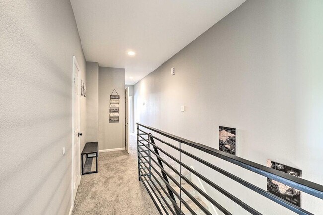 Building Photo - 4835 Sunflower St