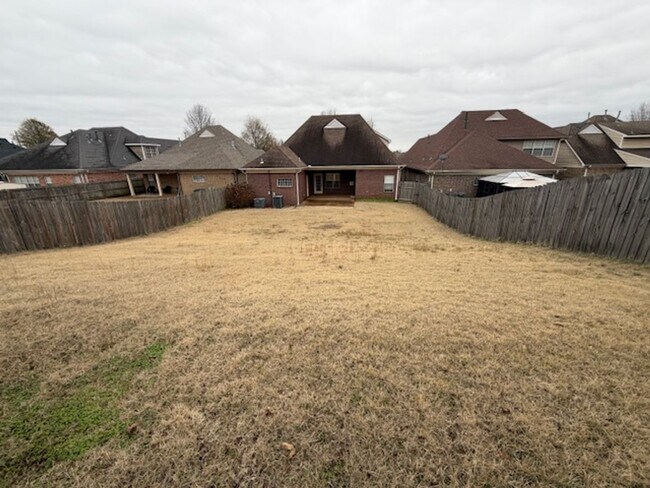 Building Photo - 3 bed 2 bath home with a large bonus room and an additional room that would be perfect for an off...