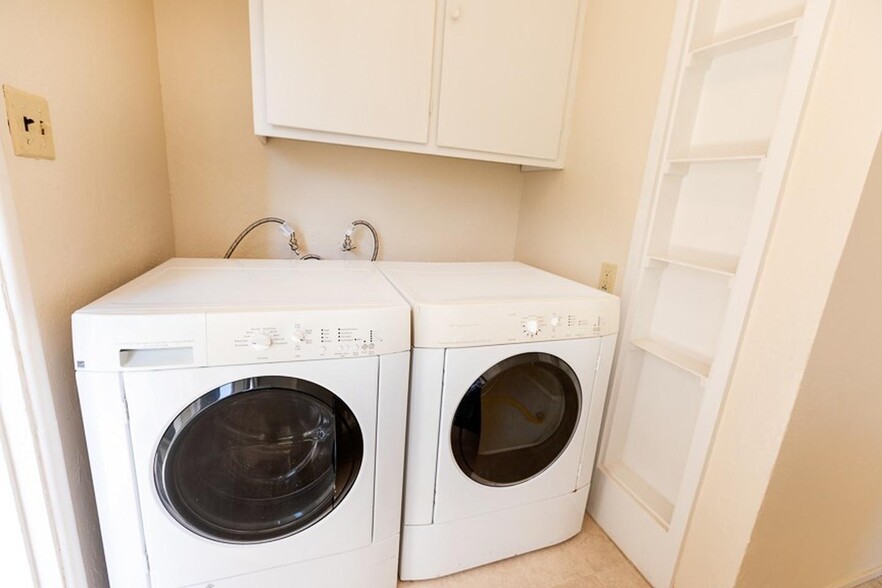 Building Photo - Beautiful 3 bed 2 bath newly renovated Kensington view home