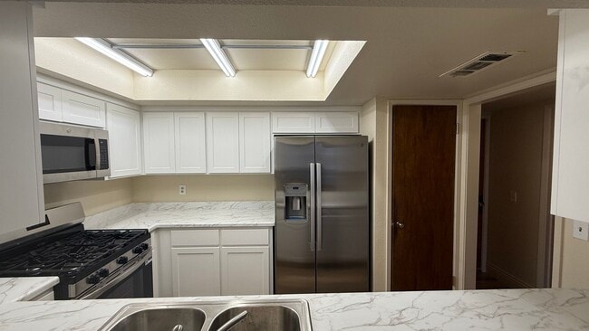 Building Photo - Must See! Beautiful 2-Bedroom Condo in the Heart of Fresno