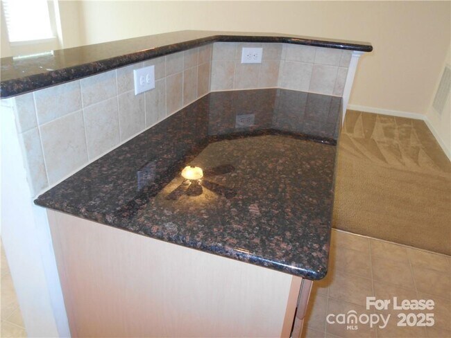 Building Photo - 2605 Silverthorn Dr