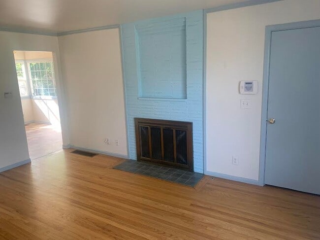 Building Photo - Colonial Style Home on Park-Like Grounds