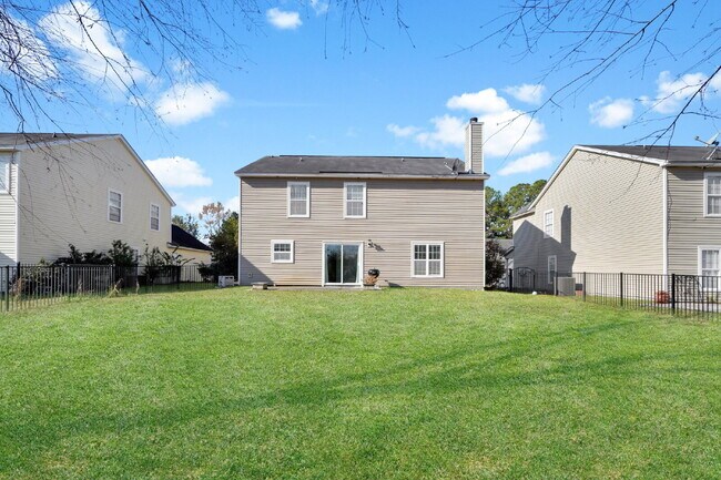 Building Photo - 3 Bedroom 2.5 bath home with 2 car garage located in Shadow Moss