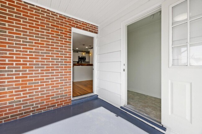 Building Photo - 389 Thompson St