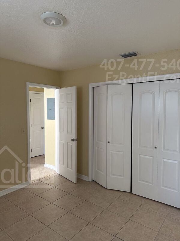 Building Photo - 13753 Oleander Ave