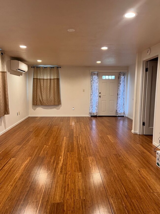 Building Photo - SIngle Family 2 Bedroom 1 Bath Home on Lar...