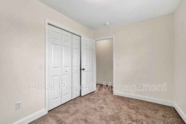 Building Photo - 121 Crown Ct