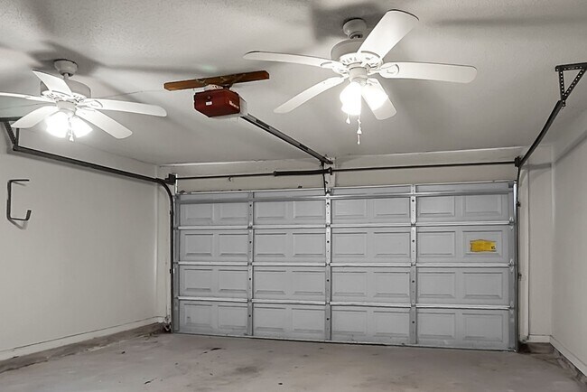 Building Photo - Gorgeous, 2 story, 4 BR, 2.5 BA Home with Fenced Yard near Magnolia Gardens