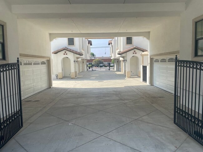 Building Photo - 425 W Duarte Rd