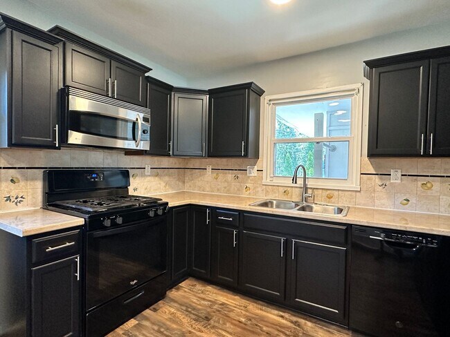 Building Photo - 3 bedroom 2 bath home in a great area filled with tons of extras you will LOVE!