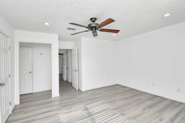 Building Photo - 8573 Wilcrest Dr