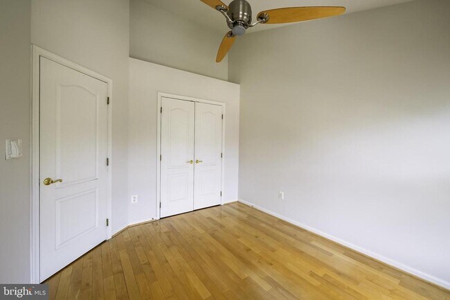 Building Photo - 1156 Regal Oak Dr