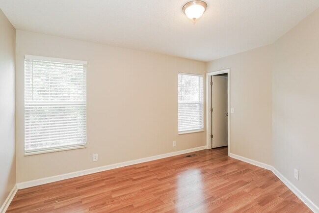 Building Photo - 3005 Creekview Ln