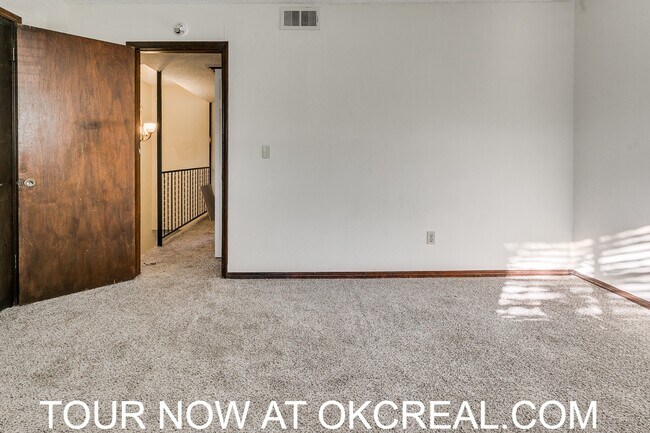 Building Photo - 1215 Lakecrest Dr