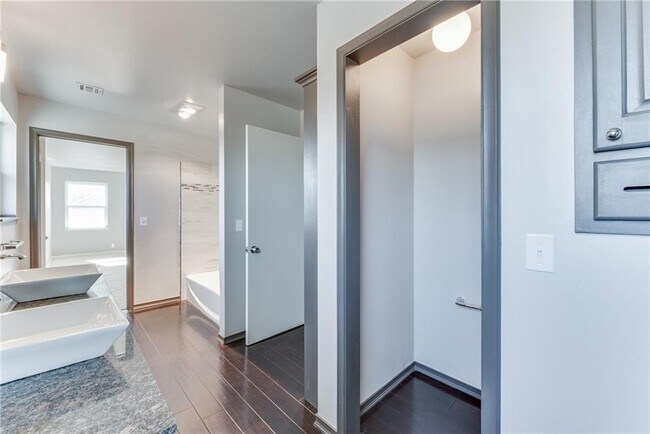 Building Photo - Luxury Living in Quail Creek!!