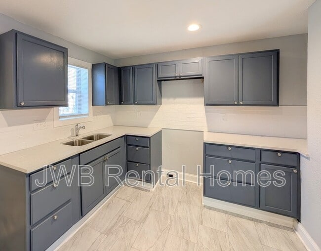 Building Photo - 2002 W 15th St