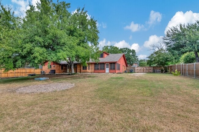 Building Photo - 2423 Pleasant Cir N
