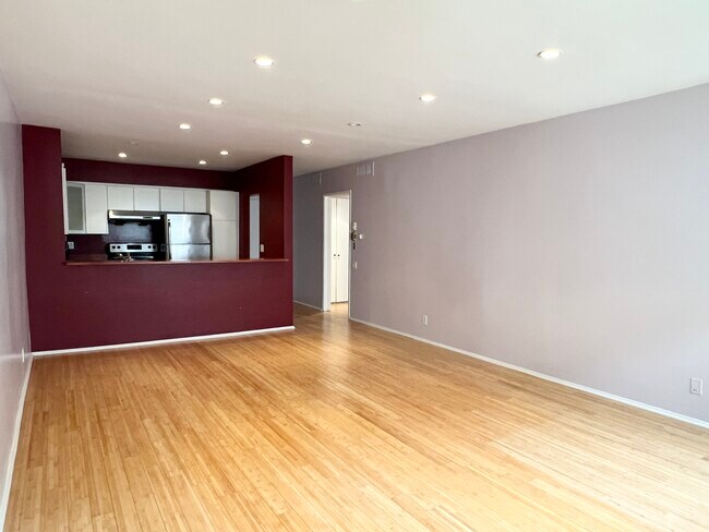 Building Photo - 1015 N Kings Rd