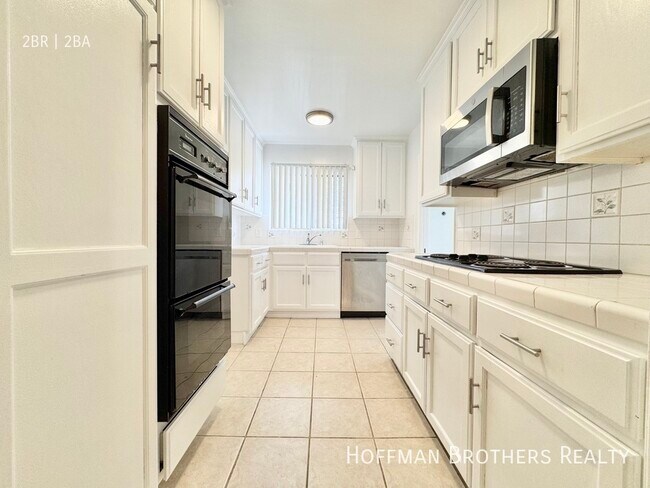 Building Photo - 1420 Rexford Dr