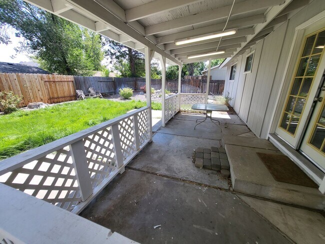 Building Photo - 2621 Woodcrest Ln