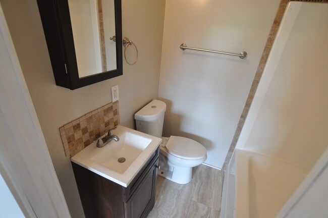 Building Photo - Large 1-Bedroom Apartment NO APPLICATION FEE!! (Beaver Falls)