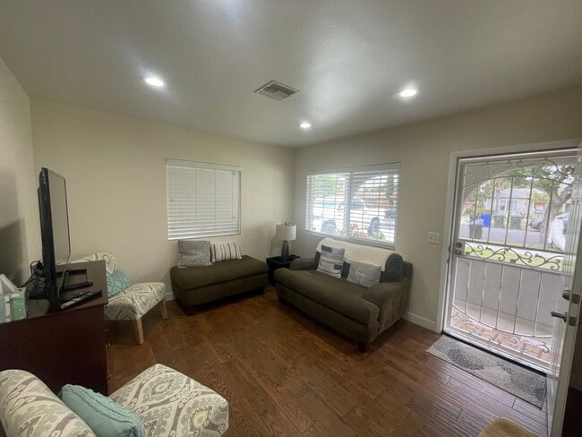 Building Photo - Beautifully Renovated 2-Bedroom Front Home...