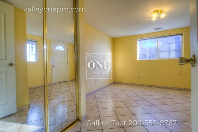 Building Photo - 1404 1/2 Teresa Street-