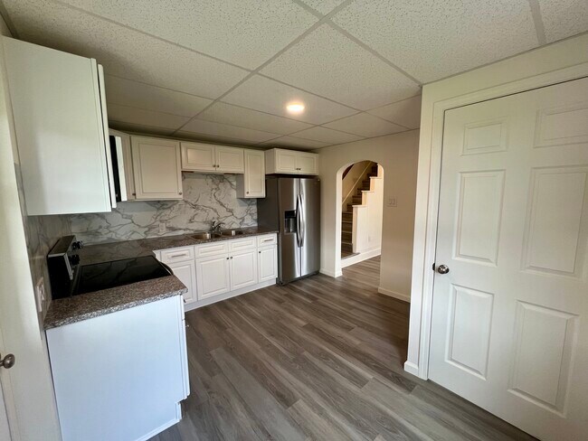 Building Photo - 425 Center St