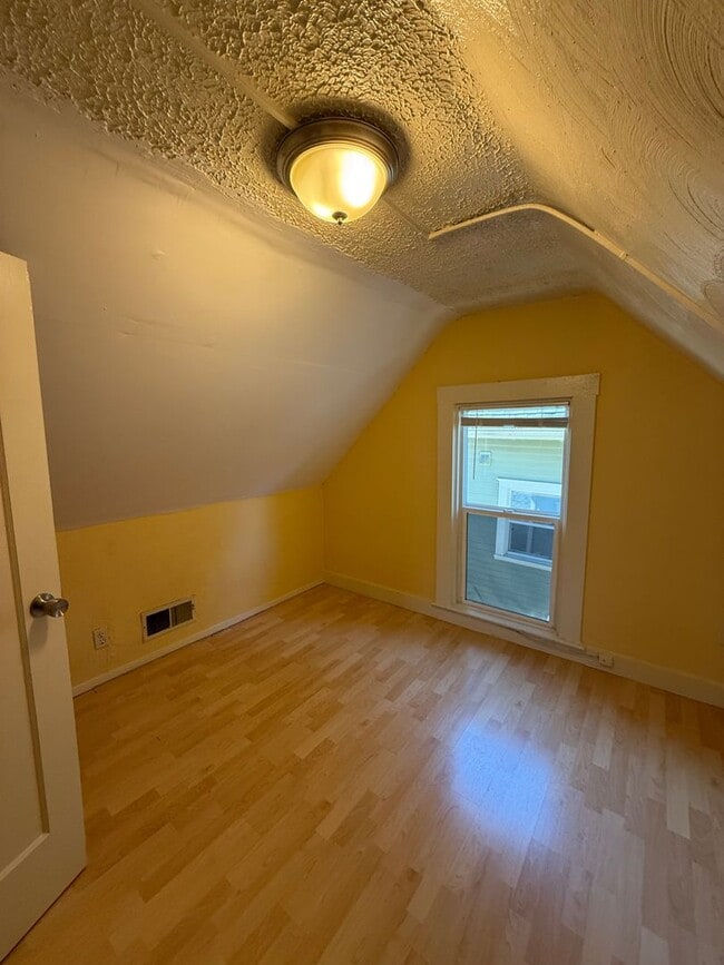 Building Photo - Cozy 2 Bedroom 1 Bath Home