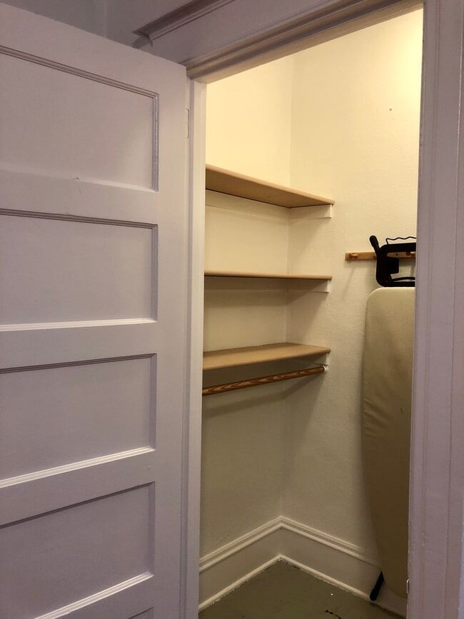 Building Photo - Cozy Nob Hill 1bd - Walk Everywhere! Gas Fireplace, Bonus Storage, Most Utilities Included!