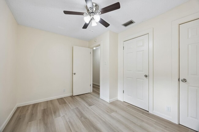 Building Photo - 2113 Silver Lake Dr