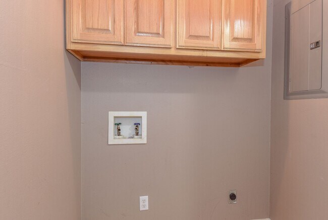 Building Photo - Nice Three Bedroom Duplex in Commerce in a...
