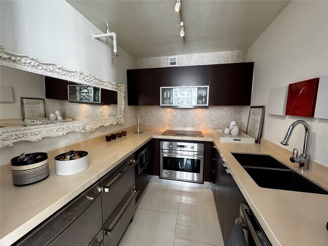 Building Photo - 1000 West Ave