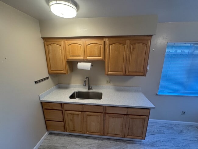 Building Photo - Sunnyvale 1BR with In-Unit Laundry, Attached Garage & Utilities Included – Prime Location