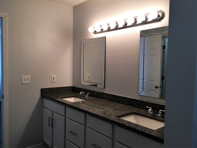 Building Photo - 902 Lauderhill Ln