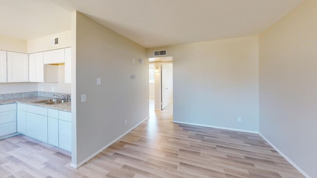 Building Photo - 960 S Mara Dr