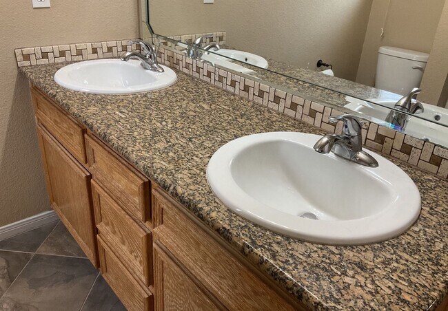 Building Photo - AMAZING RENT SPECIAL WITH IMMEDIATE MOVE IN - SECTION 8 ACCEPTED!