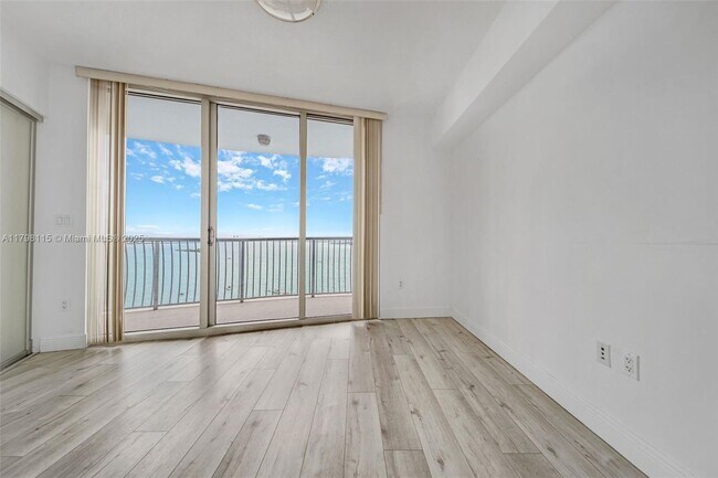 Building Photo - 1750 N Bayshore Dr