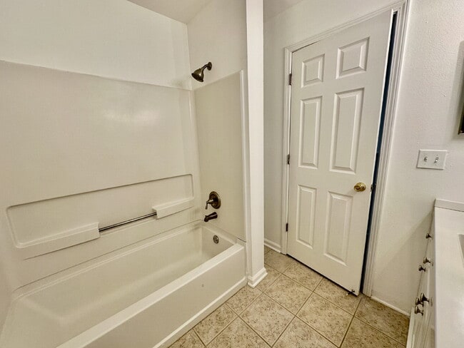 Building Photo - Spacious Three Bedroom Townhome in Old South!