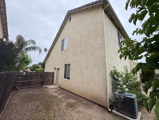 Building Photo - Spacious NW Visalia home Near Shopping Center Available Now!