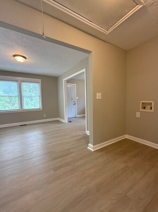 Building Photo - 1376 Lockwood Dr SW