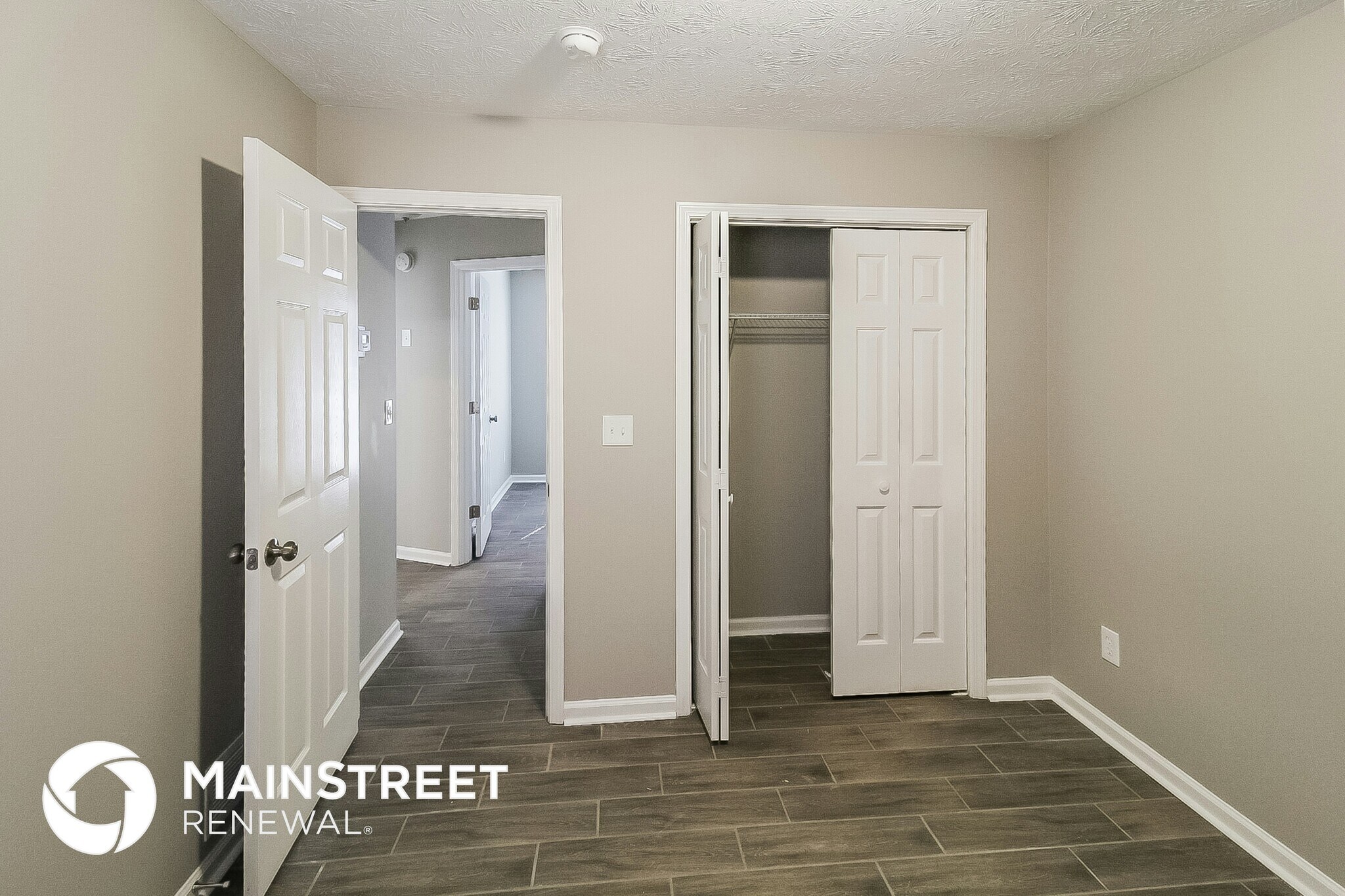 Building Photo - 25 E Country Woods Dr