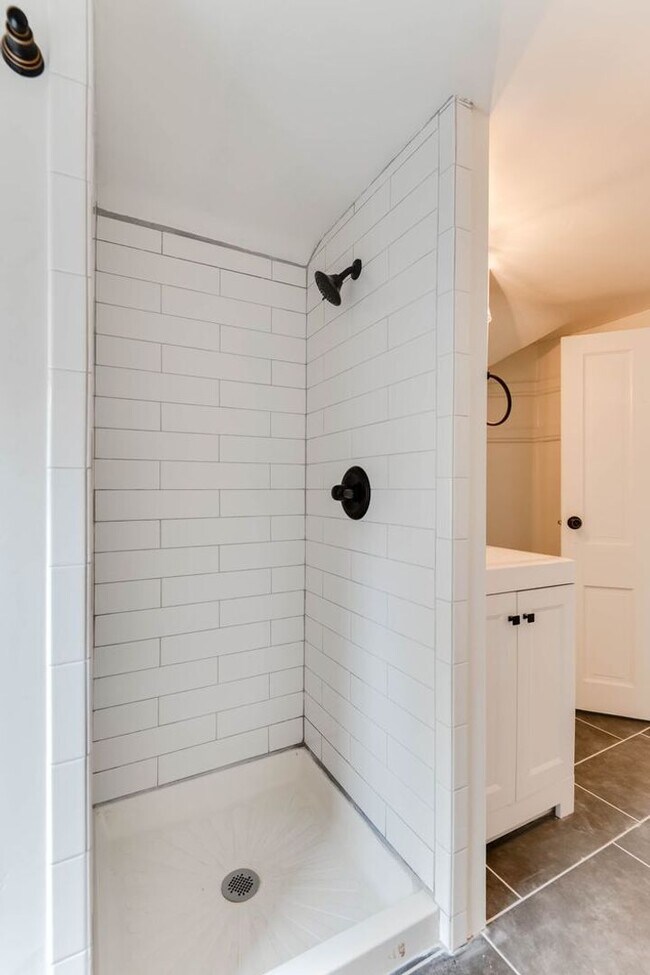 Building Photo - Beautifully Updated 4 BR/2 BA Upper-Level Duplex in Minneapolis with 2-Car Garage!